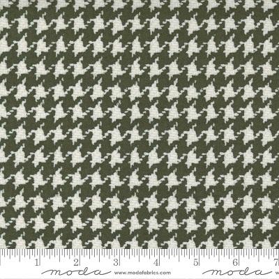 Yuletide Gathering -- Houndstooth Check, Green/White - Moda